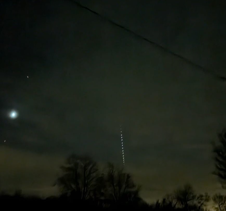 Les satellites Starlink forment un "train" impressionnant dans le ciel