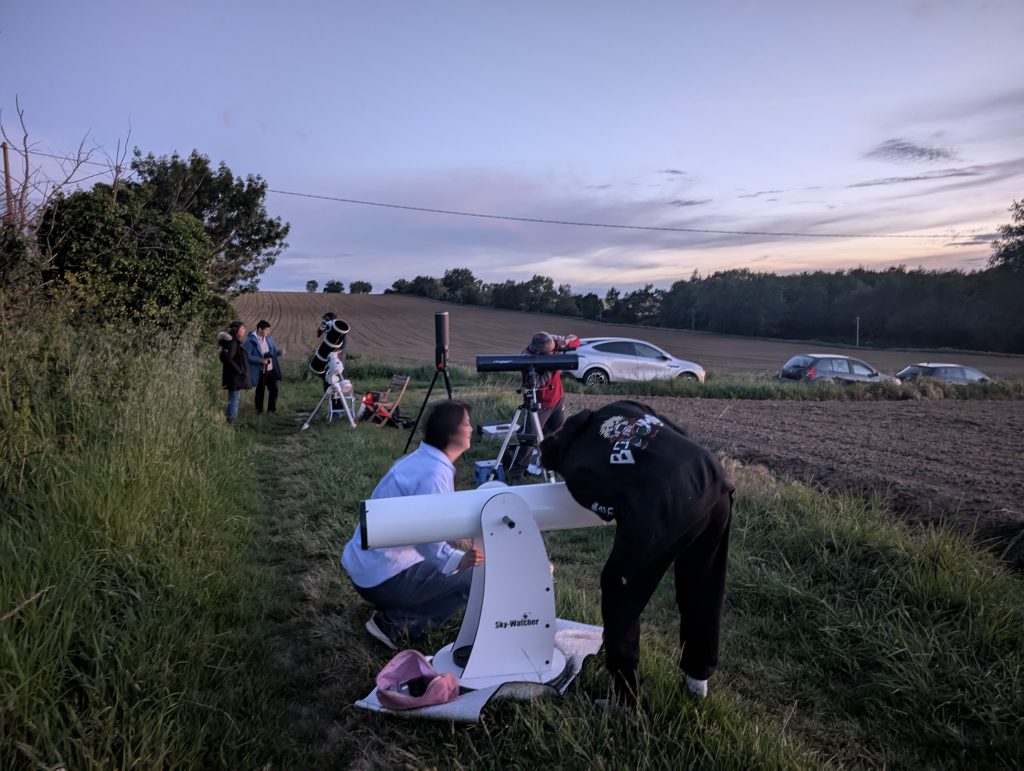 des membres du club astro avec leurs télescopes lors d'une des soirées prévues à l'agenda