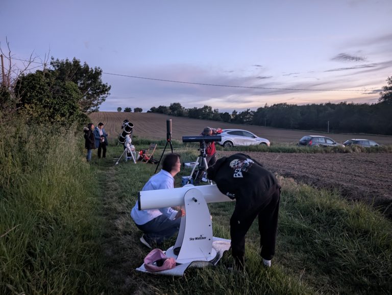 des membres du club astro avec leurs télescopes lors d'une des soirées prévues à l'agenda