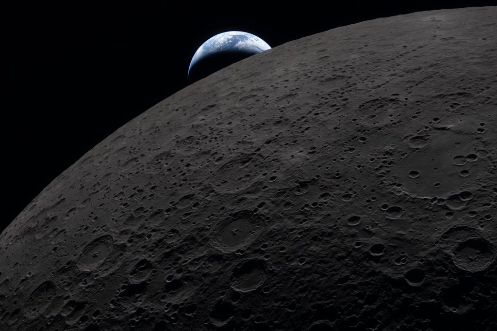 Bien qu'apparaissant grise de prime abord, la surface lunaire revêt des couleurs discrètes que l'n peut photographier.