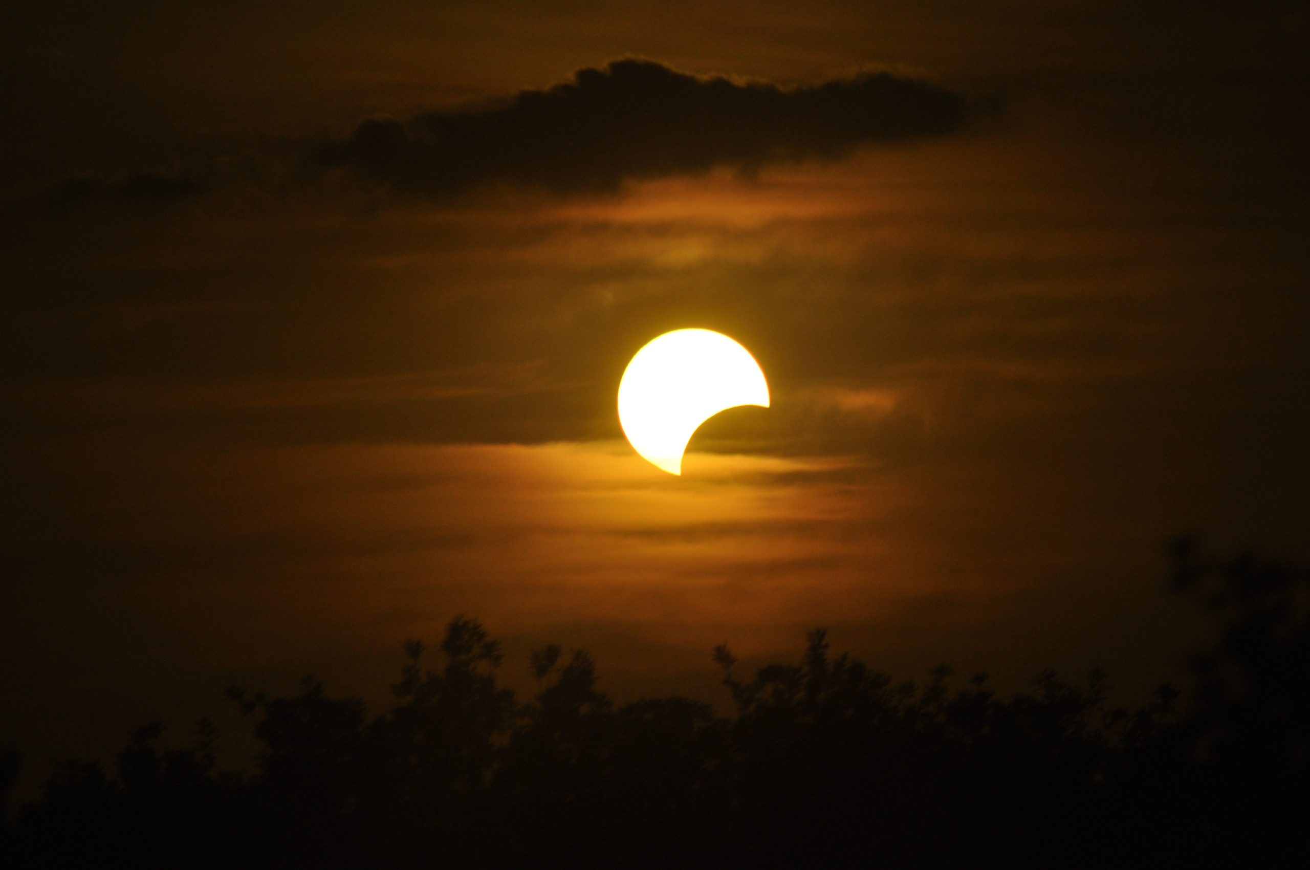 la lune "mord" le soleil lors de l'éclipse