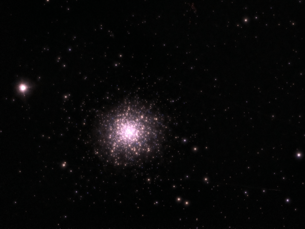 Noyé dans l'éclat de la Lune, M13 est apparue floue au 130 mm, mais nette à l'eVscope.