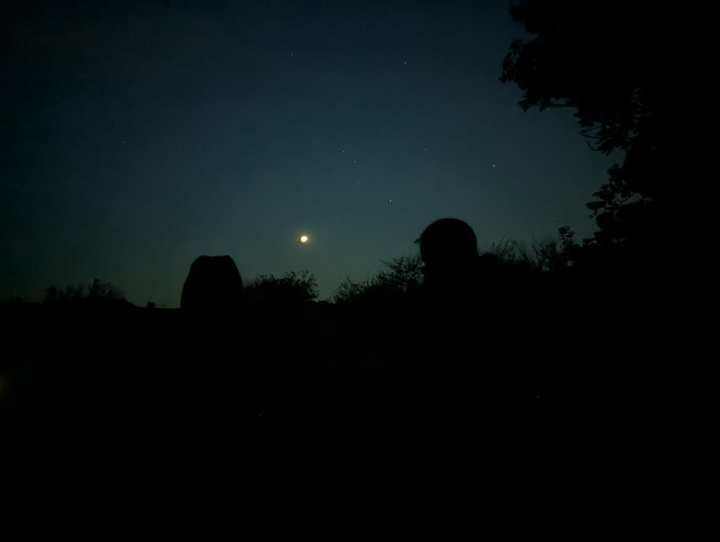 Éclipse lunaire prise juste avant le lever du soleil